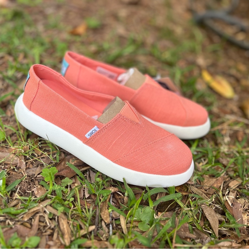 🆕TOMS Coral Slip-On Sneakers. 5.5